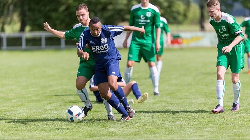 Simon Berhane (rechts) strebt in der Kreisliga A Hochtaunus mit der SG Eschbach/Wernborn zurück in die Erfolgsspur.