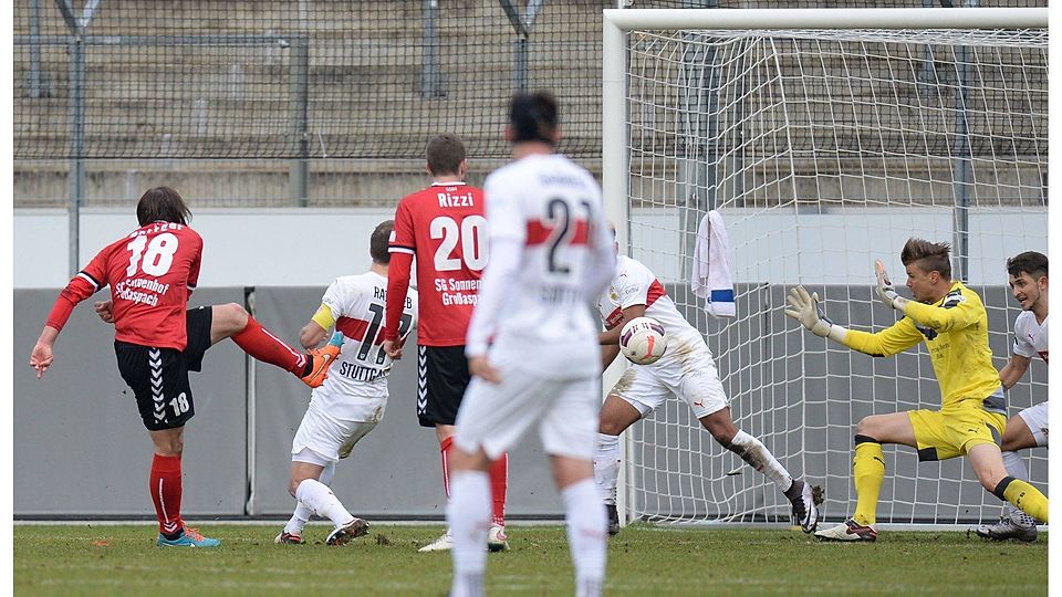 Mitch Langerak im Tor des VfB Stuttgart II hatte bei allen drei Gegentoren keine Abwehrchance. Foto: Baumann