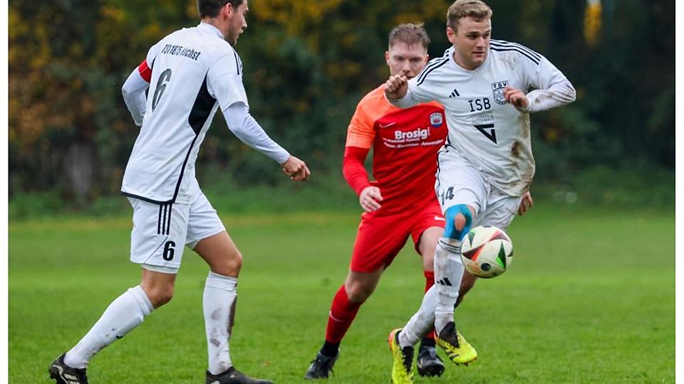 Höchsts Torjäger Jannik Fornoff (rechts) am Ball. Brensbacher Lukas Orth (hinten) kann nur hinterherschauen, wie die SSV in vielen Situationen bei der 0:4-Niederlage. Links: Höchsts Patrick Kepper.	Foto: Guido Schiek
