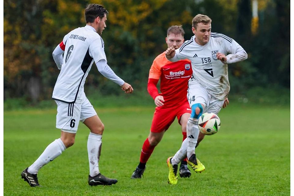 Höchsts Torjäger Jannik Fornoff (rechts) am Ball. Brensbacher Lukas Orth (hinten) kann nur hinterherschauen, wie die SSV in vielen Situationen bei der 0:4-Niederlage. Links: Höchsts Patrick Kepper.	Foto: Guido Schiek