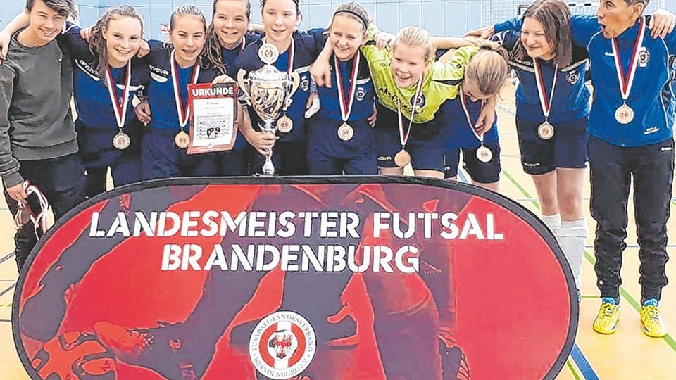 Welch ein Freude in Potsdam: Die C-Juniorinnen des Storkower SC bejubeln den Titel und großen Pokal bei der Futsal-Landesmeisterschaft.