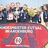Welch ein Freude in Potsdam: Die C-Juniorinnen des Storkower SC bejubeln den Titel und großen Pokal bei der Futsal-Landesmeisterschaft.