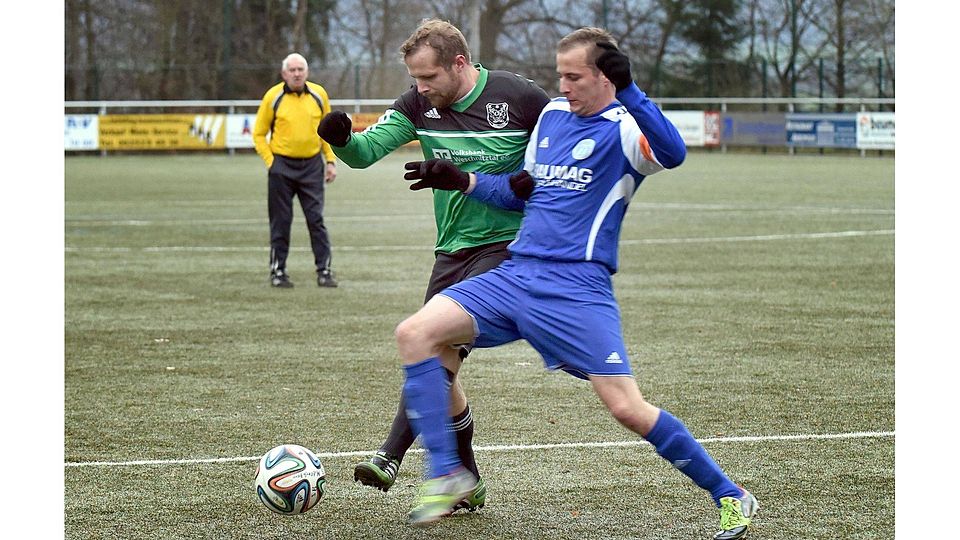 Wieder an die Tabellenspitze der Fußball-D-Liga III ist die KSG Mitlechtern II (links der Torschütze zum 5:0, Pascal Naumann) dank des 5:0-Derbysieges über den FSV Rimbach II (rechts Michael Kraft) zurückgekehrt. Foto: Jürgen Strieder