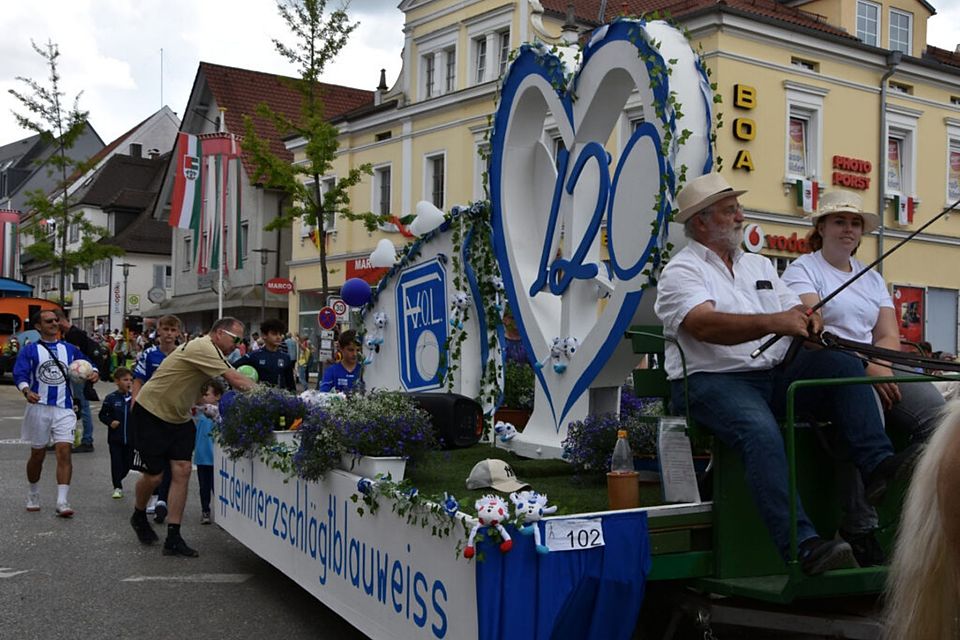  Mit einem Wagen beim Heimatfest 2024 hat der FV Olympia auf dieses Vereinsjubiläum aufmerksam gemacht.