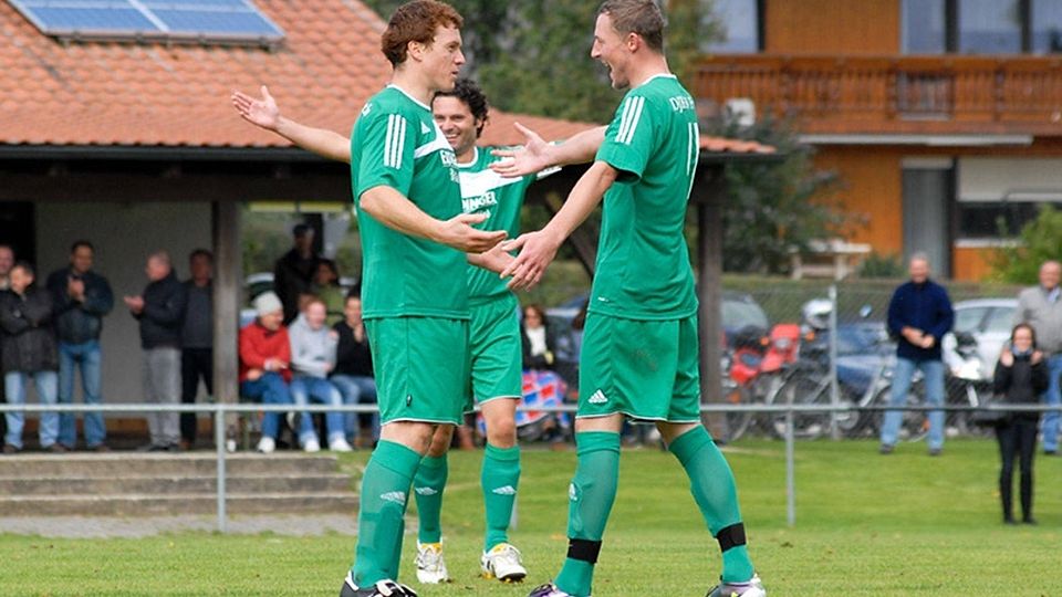 Ein Bild aus alten Zeiten: Furths Spielertrainer Mario Bjelobrk (links) jubelt mit dem mittlerweile abgewanderten Michael Wimmer. Foto: Feldl