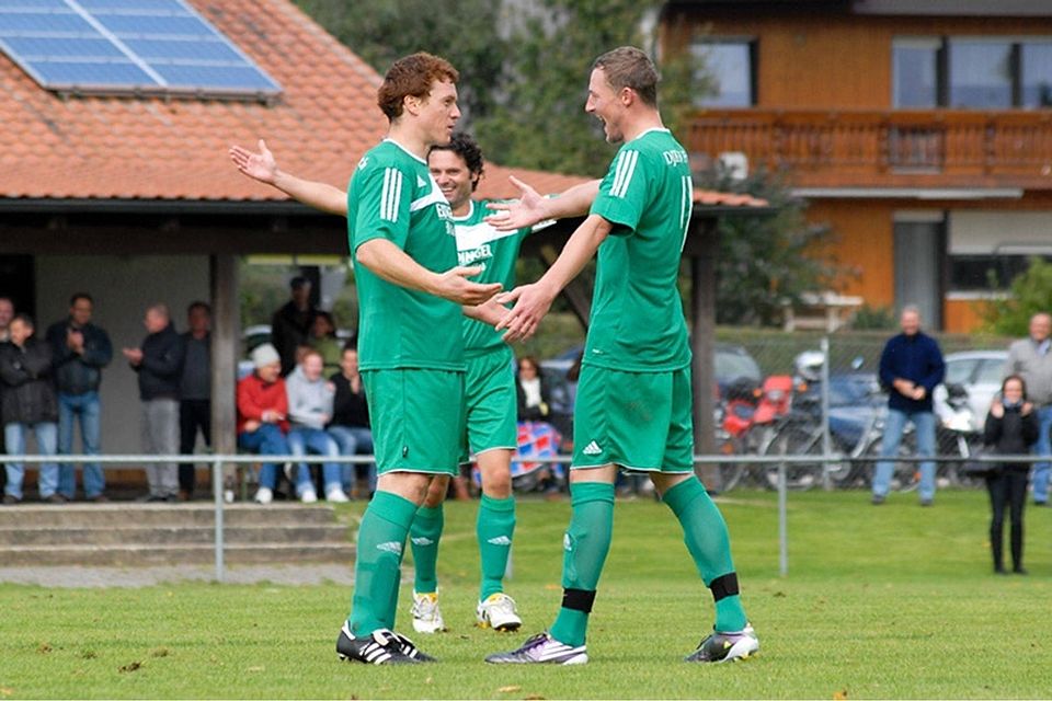 Ein Bild aus alten Zeiten: Furths Spielertrainer Mario Bjelobrk (links) jubelt mit dem mittlerweile abgewanderten Michael Wimmer. Foto: Feldl