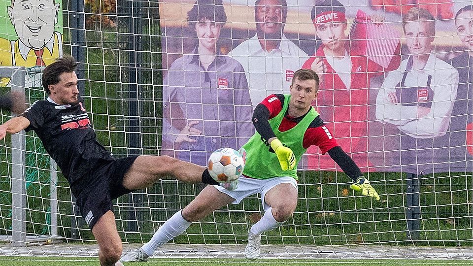 Sehr starke Rettungsaktion: Weidens Argjend Pacolli blockt einen harten Schuss der Kölner ab und hilft seinem Torwart Vladislav Liharev.