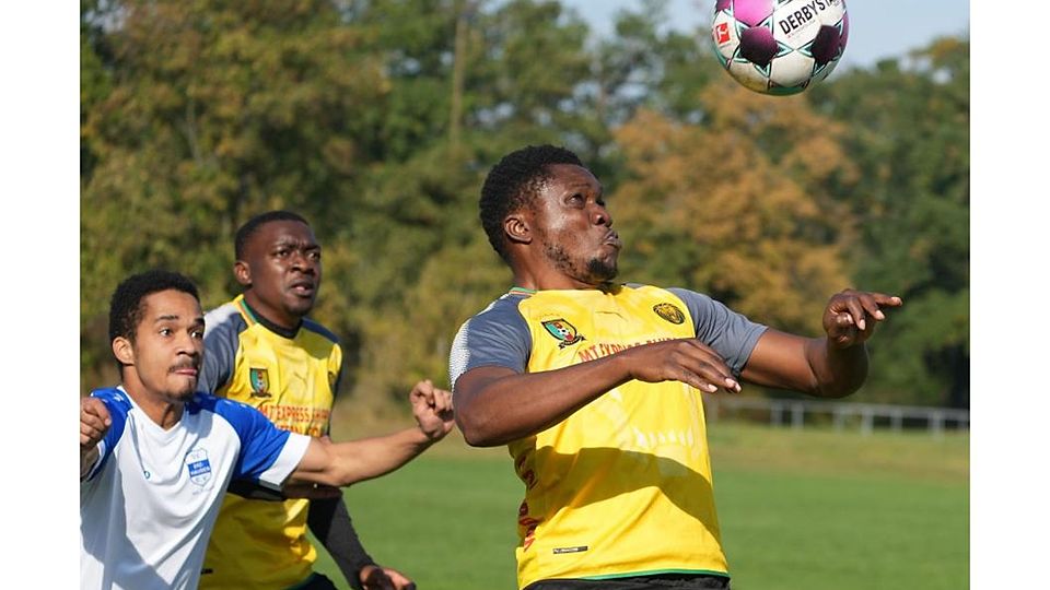 Dynamisch im Kopfballduell ist Freud Constant Kemgang Kamen vom SV Kamerun Darmstadt. Aller Einsatz war am Ende aber vergebens. Das Spitzenspiel in der C-Liga gewann der Gast aus Erzhausen mit 3:2.	Foto: Thomas Zöller