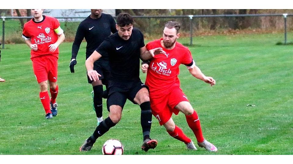 Der SV Hattendorf gerät im Abstiegskampf der Fußball-Kreisoberliga immer mehr unter Zugzwang. Am Sonntag muss das Team um Jan-Luca Metz beim wiedererstarkten Kurdischen FC Gießen ran. Archivfoto: Luca Raab 