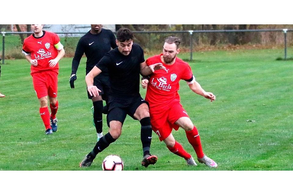 Der SV Hattendorf gerät im Abstiegskampf der Fußball-Kreisoberliga immer mehr unter Zugzwang. Am Sonntag muss das Team um Jan-Luca Metz beim wiedererstarkten Kurdischen FC Gießen ran. Archivfoto: Luca Raab 