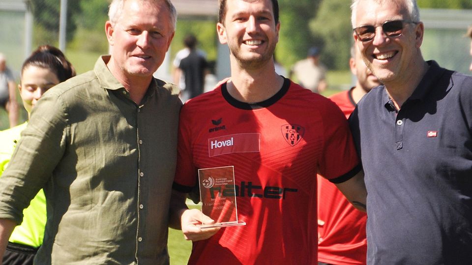 WBs Flavio Peter mit dem Best Player Award der Saison. Links Sportchef Stephan Zollinger, rechts Präsident Martin Meili. 
