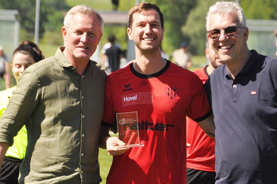 WBs Flavio Peter mit dem Best Player Award der Saison. Links Sportchef Stephan Zollinger, rechts Präsident Martin Meili. 
