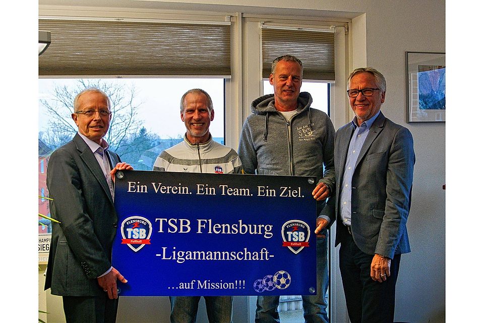 Bereit für die 4. Liga: Jörg Neumann (2. Vorsitzender), Rainer Andresen (Teammanager), Trainer Joachim Press und Vorstandsmitglied Holger Sohrweide (v. li.). Foto: Röder
