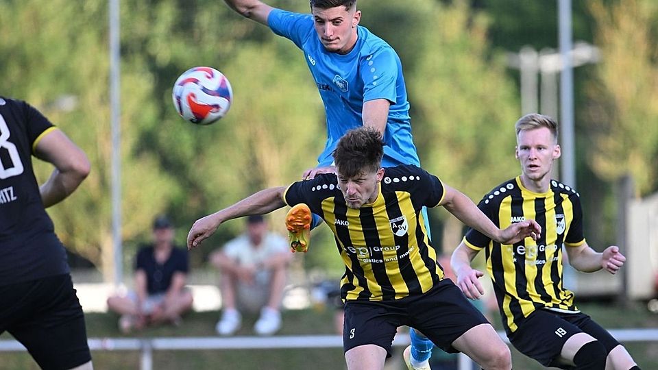 Tragische Figur: Imran Krasniqi (in blau) verschoss erst einen Elfmeter und erzielte später das 2:0 für den FC Kosova.