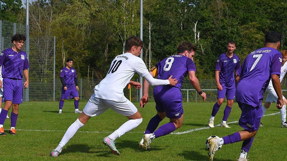 Der TSV West (lila Trikots) schaffte gegen Eichenau  den ersten Saisonsieg.