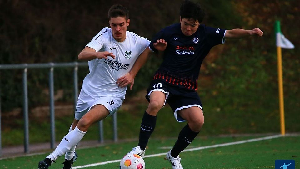Basara-Spieler Shunta Kimura (rechts) hat im Zweikampf gegen Marienborns Alexander Luc Markiefka im Hinspiel im Oktober die Nase vorn – Basara gewann damals 2:1. 