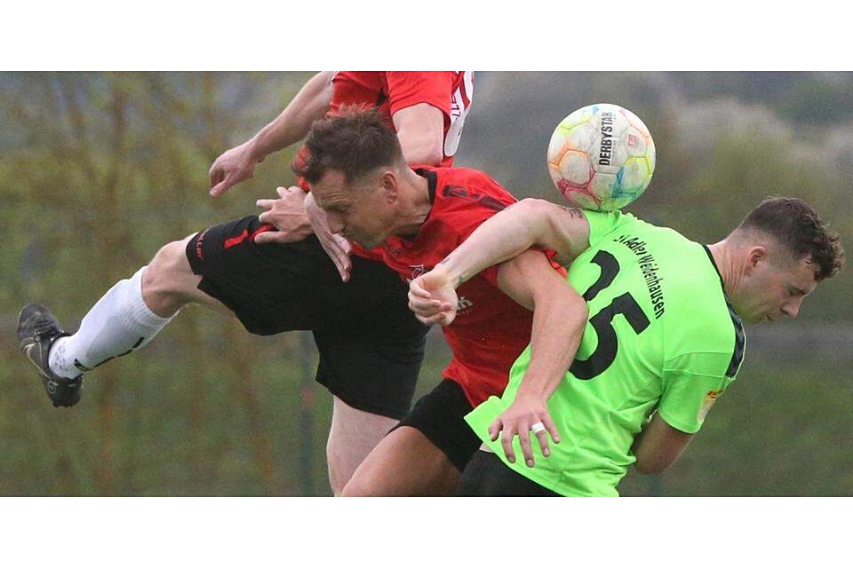  Wo ist der Ball? Claudius Fürstenau (oben) und Felix Erben (Mitte) vom SC Waldgirmes versuchen den Ball gegen Weidenhausens Sönke Schneider (r.) zu behaupten. Am Ende teilen sich beide Teams die Punkte. (© steffen baer ) 