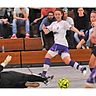 Lisa Steppich fühlt sich nicht nur im Mittelfeld des TSV Schwaben Augsburg wohl, auch beim Futsal in der Halle vermag die 21-jährige Ellgauerin zu glänzen. Jetzt ist sie für den Bayern-Treffer des Monats nominiert.  Foto: Walter Brugger