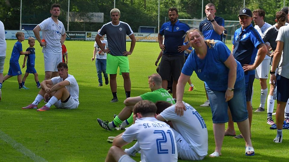Aufmunterung war nötig: Die Spieler des SC Olching ließen nach der Niederlage die Köpfe hängen.
