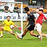 Ediz Medineli erzielt in dieser Szene das zwischenzeitliche 2:0 für Fortuna Regensburg gegen Stadeln (Endstand: 4:1).