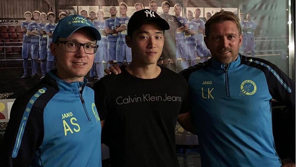 Neu­zu­gang Hyung-Joon Lee mit den Net­te­ta­ler Trai­nern An­dre­as Schwan (l.) und Lutz Krie­nen. 