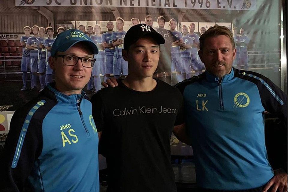 Neu­zu­gang Hyung-Joon Lee mit den Net­te­ta­ler Trai­nern An­dre­as Schwan (l.) und Lutz Krie­nen. 