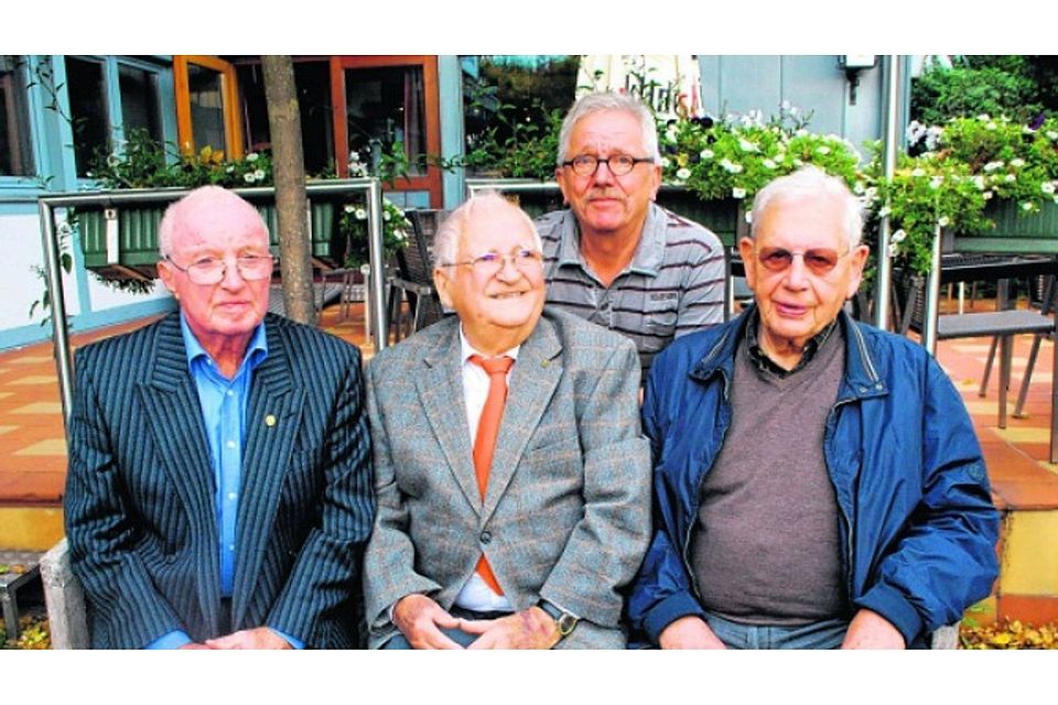 Drei fast 90-Jährige beim Ehemaligen-Treff (v.l.): Josef Göbel, Heinz Bausch und Klemens Velser mit Hubert Jung, (2.v.r.), Vorsitzender des Fußballkreises Euskirchen.  Foto: M. Larmann