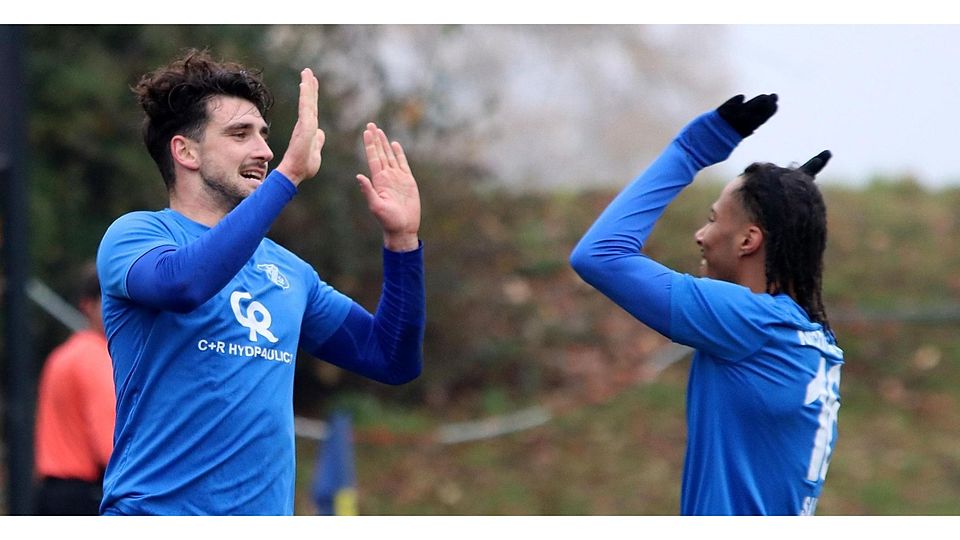 Gute Nachrichten: Luis Sako (r.; mit dem aktuell angeschlagenen Peter Schmöller) muss nach seinem Mittelfußbruch nicht operiert werden.