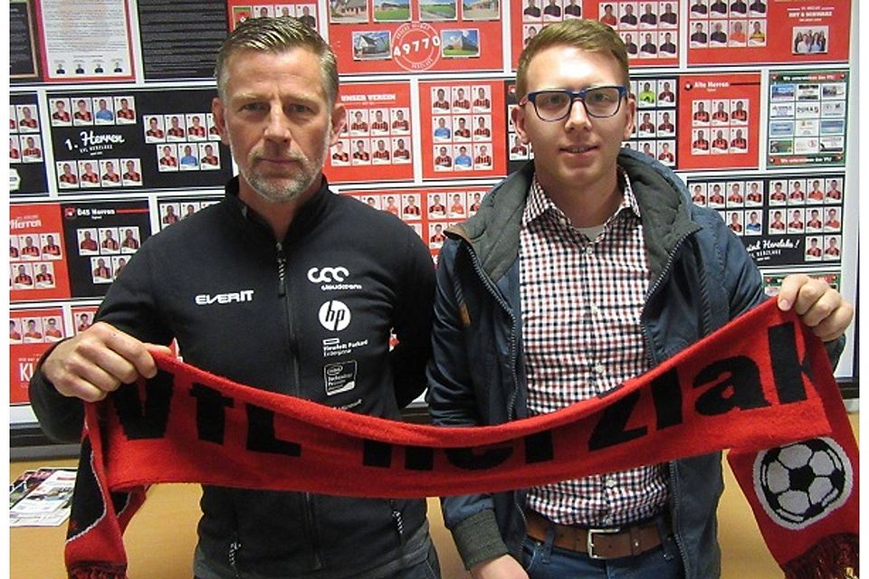 Trainer Torsten Bünger (links) mit Rückkehrer Sebastian Beckmann. Foto: VfL Herzlake.