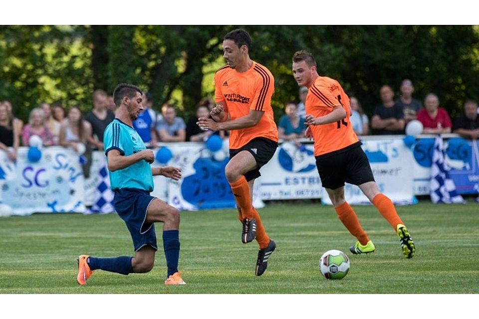 Der Wormser Muhammed Öztürk (knieend, von links) erzielte das 2:2 für den FC Blau-Weiß Worms. Die Spiesheimer Thomas Schwarz und Philipp Mirwald wollen an ihm vorbei.