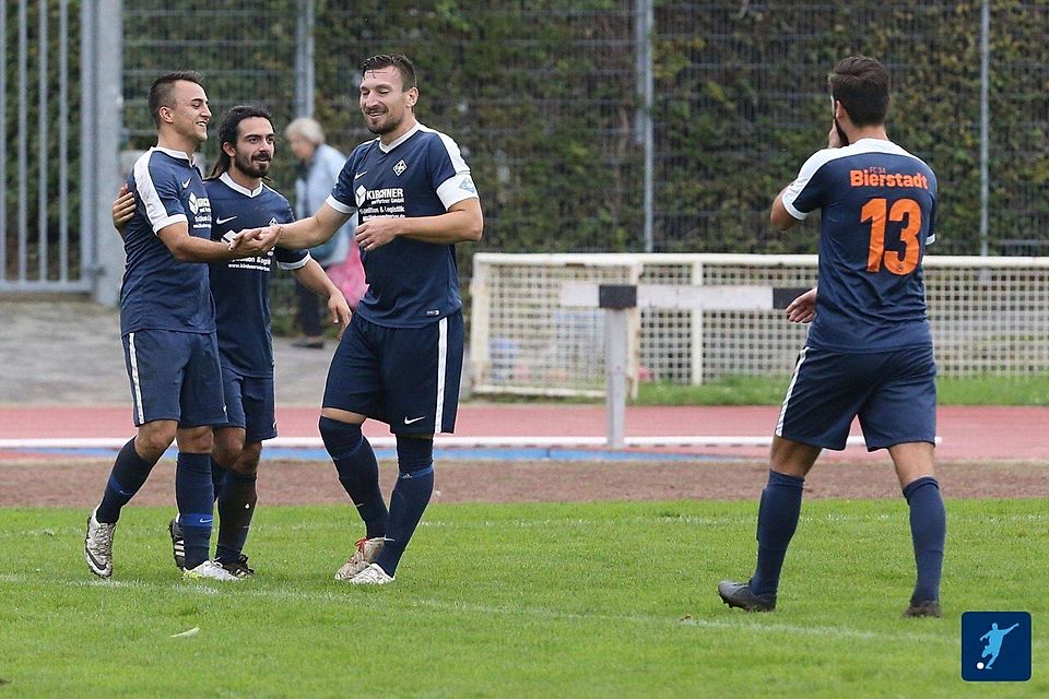 Die Spieler des FC Bierstadt, um Kapitän Christian Maus (Mitte) durften sich über einen souveränen 4:1-Derbysieg über Hellas Schierstein freuen.  