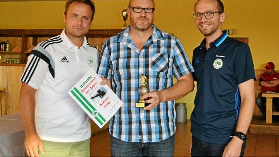 Bester seines Fachs: Fußball-Schiri Andreas Lange (Mitte) vom Pankower SV.  ©Sebastian Werner