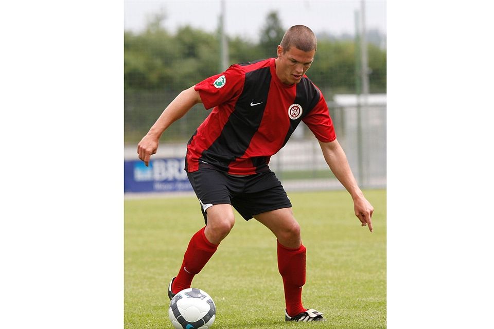 Ballgewandt und mit aerodynamischer Frisur: Christian Kunert bei einem Vorbereitungsspiel mit dem SV Wehen Wiesbaden.