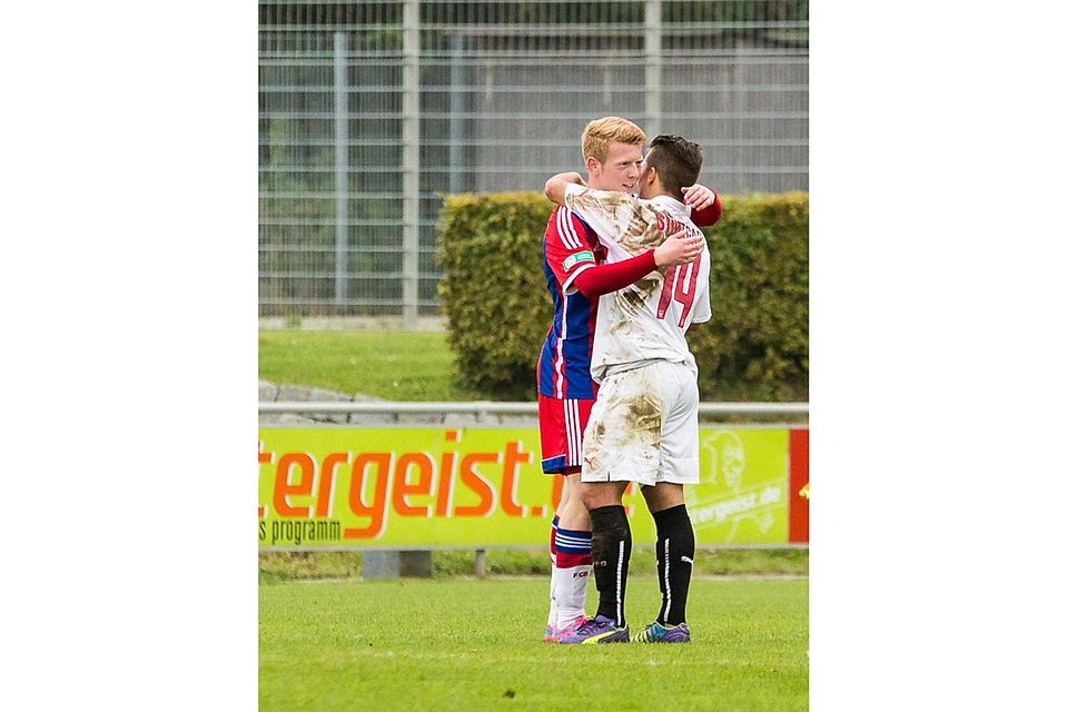 Dominic Martinovic (links) und Arianit Ferati (VfB) umarmen sich nach dem Spiel der Bayern gegen den VfB in der Junioren-Bundesliga. Beide kommen aus der Jugendabteilung der Kickers. Foto: Riedel