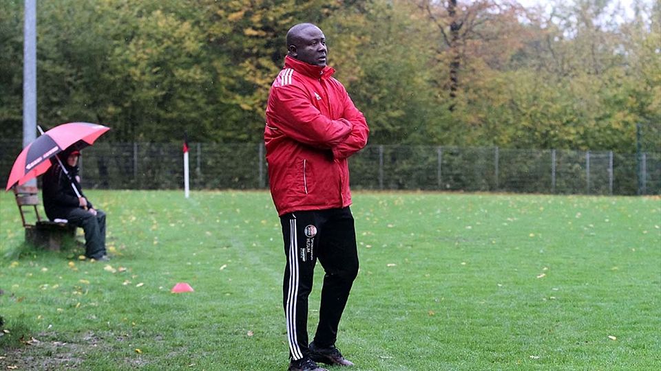 Mamadou Sabaly als Trainer des Heider SV II  im Spiel bei Rot-Schwarz Kiel in der Hinrunde der Landesliga Schleswig.