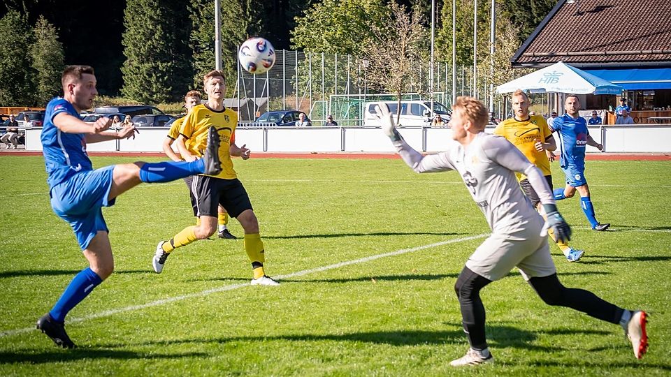 Kein Vorbeikommen: An Torwart Max Hollmann vom SV Bad Tölz (r.) versuchte sich der FC Rottach-Egern mit Friedrich Meisner (l.) am Samstag vergeblich.