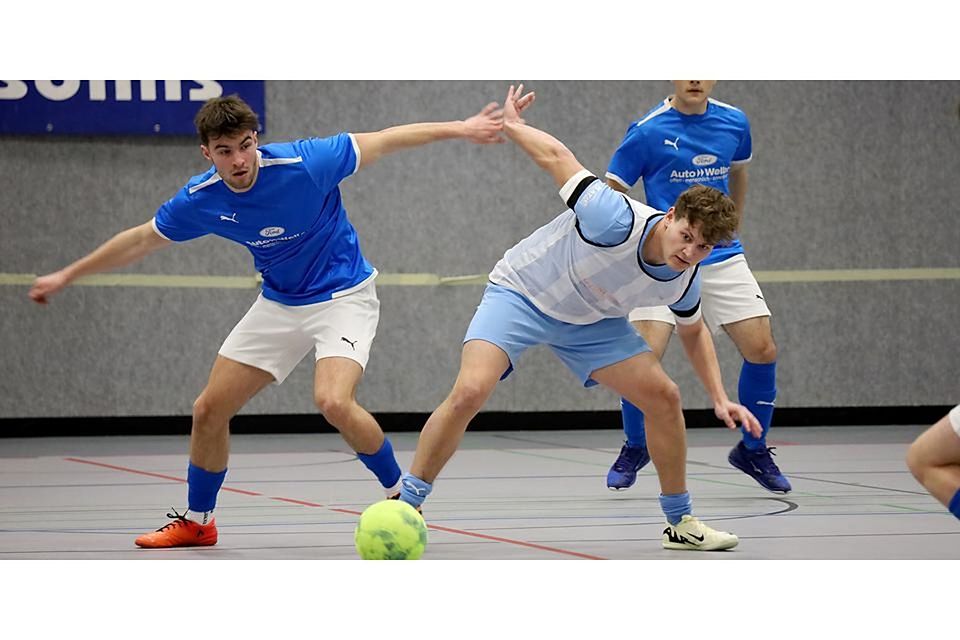 Eng geht es zu beim Hallenfußballturnier des FC Burgsolms zwischen den Gastgebern und dem späteren Sieger RSV Büblingshausen. © Jasmin Hahn