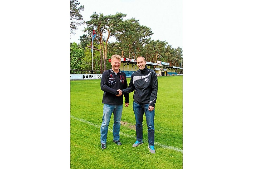 Tüteten den Wechsel von Martin Wunderlich ein: Sachsenhausens Team-Manager Stephan Jung und Trainer Oliver Richter (rechts)  ©MZV