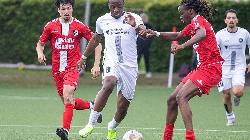 Der zweifache Torschütze Joseph Mbuyi (Breinig, weißes Trikot) verlangt den Verteidigern des SV Eilendorf in einem spannenden Derby alles ab.