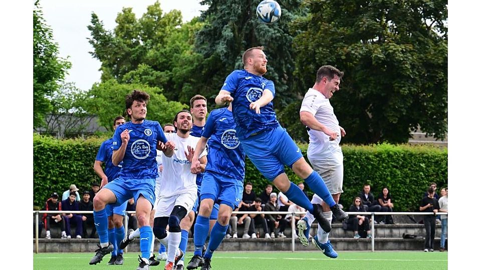 Ohne Niederlage abgestiegen: Die SG Dornheim (Mitte Rene Quellmalz, links Leonard Wegert, hier im Relegationsspiel gegen die TSG 46 Darmstadt) strebt den direkten Wiederaufstieg an. 	Foto: Uwe Krämer