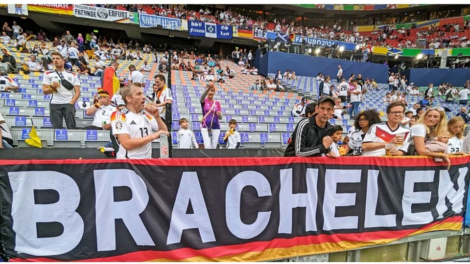 5,50 Meter in der Länge und 80 Zentimeter in der Breite misst das markante Brachelen-Banner von Alex Bauer (Mitte, in Schwarz). Damit ist der 46-Jährige nun auch bei der WM wieder vor Ort.