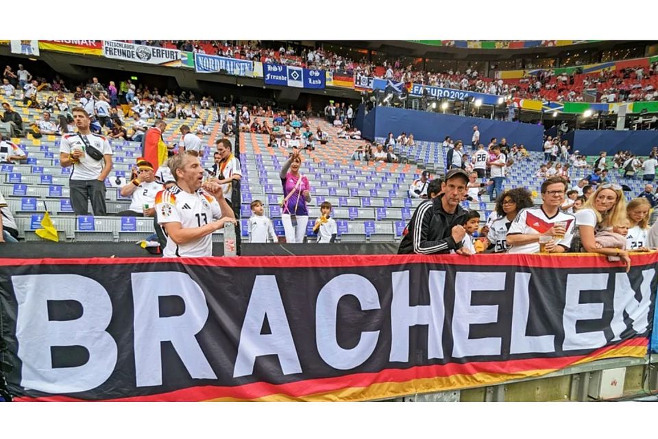 5,50 Meter in der Länge und 80 Zentimeter in der Breite misst das markante Brachelen-Banner von Alex Bauer (Mitte, in Schwarz). Damit ist der 46-Jährige nun auch bei der WM wieder vor Ort. 5,50 Meter in der Länge und 80 Zentimeter in der Breite misst das markante Brachelen-Banner von Alex Bauer (Mitte, in Schwarz). Damit ist der 46-Jährige nun auch bei der WM wieder vor Ort.
