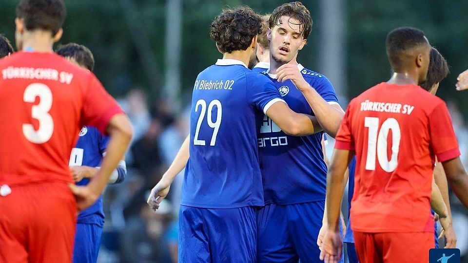 Der FV Biebrich 02 setzt sich im Wiesbadener Verbandsliga-Derby mit 2:0 gegen den Türkischen SV durch und feiert vor rund 300 Zuschauern den Heimsieg.