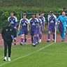 Sinnbildlich: Die Bamberger um Coach Jan Gernlein (vorne) stehen nach der Heimniederlage gegen Vilzing im Regen. Der Abstieg dürfte kaum noch zu verhindern sein.