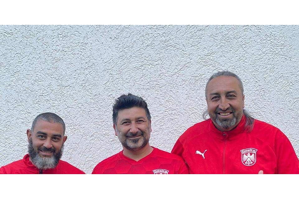  Neuer Job: Trainer Fatih Yildirim mit Cüneyt Cemaloglu (r.) und Khalid Akhmis (l.) von Eintracht Wetzlar.   (© Eintracht Wetzlar) 