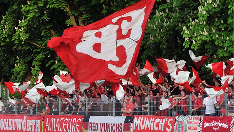 Die Fans des FC Bayern München II sorgten am Freitagabend im Georg-Weber-Stadion in Rain von der ersten Minute an für eine tolle Atmosphäre. Insgesamt sahen 1024 Zuschauer den 5:1-Erfolg der Bayern.  Foto: TSV Rain