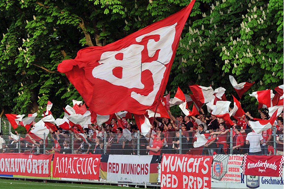 Die Fans des FC Bayern München II sorgten am Freitagabend im Georg-Weber-Stadion in Rain von der ersten Minute an für eine tolle Atmosphäre. Insgesamt sahen 1024 Zuschauer den 5:1-Erfolg der Bayern.  Foto: TSV Rain
