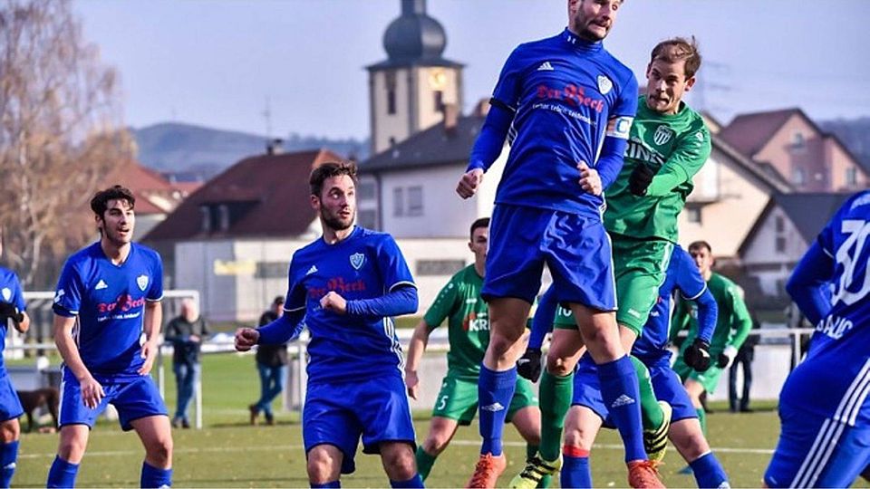 In der Relegation zur Bayernliga trifft der 1. FC Sand (grüne Trikots) auf Ligakonkurrenten Erlangen-Bruck.F: HMB Media/Ryan Evans