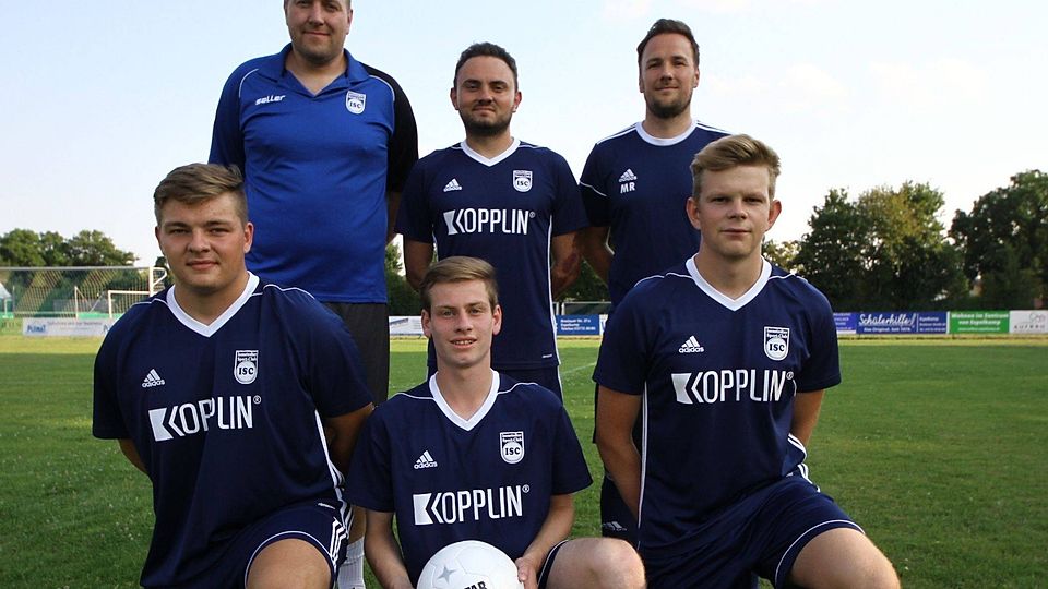 Verantwortungswechsel beim ISC: Marco Radtke (rechts) übernimmt das Traineramt von Felix Krucke (links). Neu im Kader sind Ewald Gretschmann (Mitte) und vorne hockend (v.l.n.r.) Kevin Banmann, Ivan Polywka und Joha Hagemann.