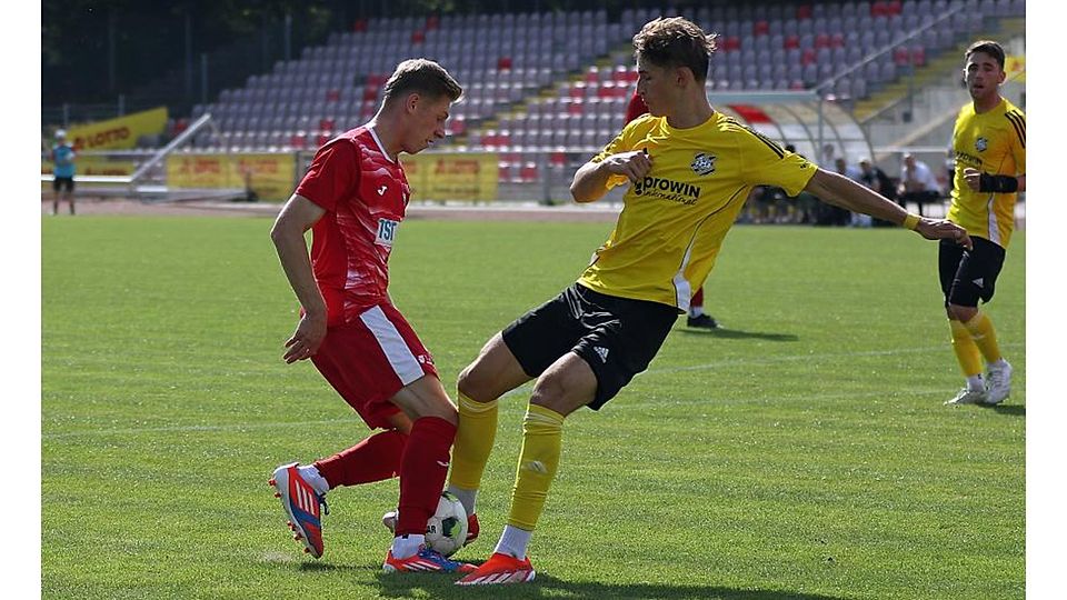 Gesetzt: Worms’ Offensivspieler Nico Jäger (rotes Trikot), hier im Duell mit Tom Keller vom FC Hertha Wiesbach, gehörte zu den Konstanten in Wormatias Angriffsreihe in der Oberliga-Spielzeit 25/26.	Foto: Christine Dirigo/pakalski-press
